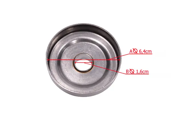 Bęben sprzęgła pilarki Husqvarna 40/45, metalowy, okrągły, o średnicy 6,4 cm (A) oraz otworze 1,6 cm (B). Zgłębienie na środku. Ułożenie horyzontalne na jednolitym tle. Brak widocznych napisów lub logo.