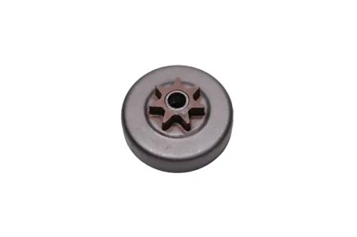 Bęben sprzęgła pilarki Husqvarna 137/142/235/235e/236/236e/240 w szarym kolorze, cylindricalny kształt z wyraźną, pięcioramienną gwiazdą w centralnej części. Ujęcie z góry, produkt leżący na jednolitym tle.