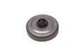Bęben sprzęgła pilarki Husqvarna 51/55/254/262XP, metalowy, okrągły, szary z centralnym otworem i sześciokątnym mocowaniem, widoczny z boku, na jednolitym tle. Bez widocznych napisów i logo. Idealny do wymiany w pilarkach Husqvarna.
