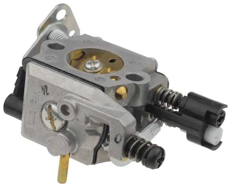 Gaźnik do pilarki Husqvarna 333, 335XPT, metalowy, z wymiennymi elementami, widok z boku. Zawiera sprężyny, przyłącza oraz śrubę regulacyjną. Na obudowie widoczny symbol producenta. Produkt prezentowany na jednolitym tle.