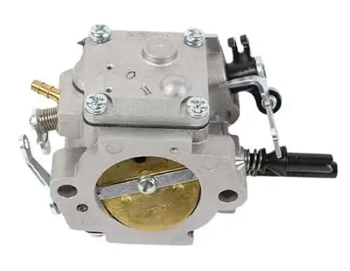 Gaźnik pilarki 3120, 3120XP Husqvarna, metaliczny, o srebrnym kolorze, w ujęciu z boku, z zamontowanym przepustnicą oraz widocznymi złączami powietrza. Elementy montażowe i regulacyjne w zasięgu wzroku, bez etykiety czy logo.