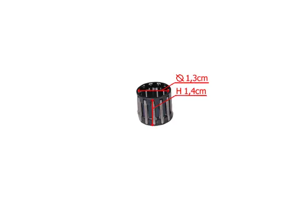 Bęben sprzęgła pilarki Husqvarna 357/357XP/359, czarny, cylindryczny kształt, średnica 1,3 cm, wysokość 1,4 cm. Widoczne szczeliny w obudowie. Ujęcie z góry, produkt leży na jednolitym tle.