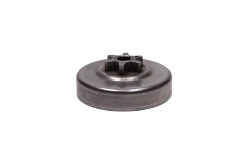 Bęben sprzęgła pilarki elektrycznej Partner 4700/5000/5300 w kolorze metalicznym, o okrągłym kształcie z pięciokątnym otworem na środku. Widok z boku, prezentujący gładką powierzchnię oraz wyraźne żłobienia, bez dodatkowych napisów.