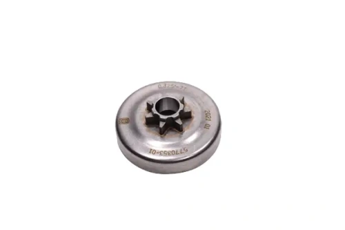 Bęben sprzęgła pilarki Husqvarna 340/345/350/445/450, metalowy, okrągły, z centralnym otworem, pięcioma ząbkami, w kolorze srebrnym. Widoczny napis na boku. Ujęcie z góry, stojący na jednolitym tle, zwracający uwagę na detale konstrukcji.