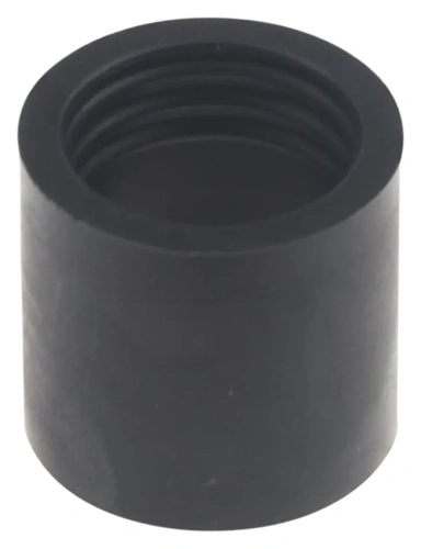 Łącznik gaźnika do pilarki Husqvarna 136/142 w postaci czarnej, cylindrycznej części z gwintem wewnętrznym. Produkt widoczny na jasnym tle, ustawiony w pozycji pionowej, ukazujący jego pojedynczą, gładką powierzchnię.