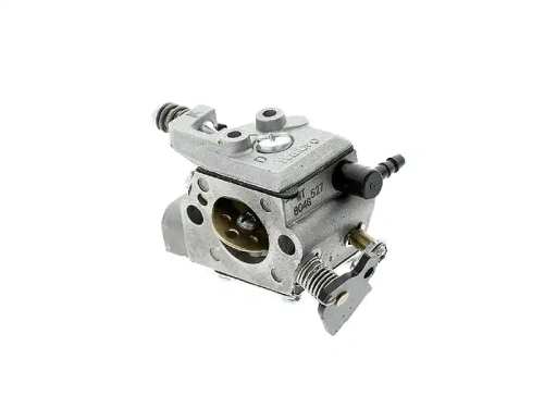 Srebrny gaźnik do piły Husqvarna T425, widoczny z boku z gumowym mocowaniem, śrubkami i otworami. Płaska metalowa tekstura na białym tle. Przeznaczony do pił spalinowych.