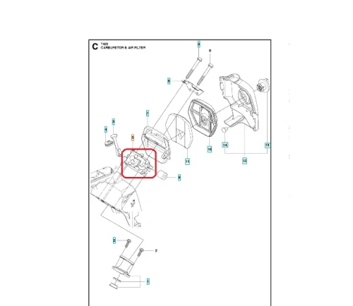Gaźnik do piły Husqvarna T425, widok z góry. Część plastikowa w kolorze czarnym, z charakterystycznymi otworami montażowymi. Widać szczegóły, takie jak wloty paliwa i powietrza oraz oznaczenia. Otoczony innymi elementami silnika.