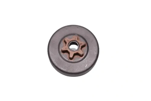 Bęben sprzęgła pilarki Husqvarna 142/120 Mark II/236/240, w kolorze szarym, okrągły. Widoczny gwiazdkowy kształt w centralnej części. Ujęcie z góry, prezentujące detale i fakturę metalu. Tło proste, jednolite.