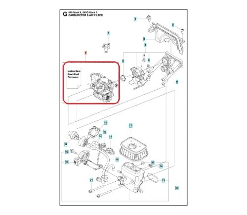 Gaźnik do piły Husqvarna 545 Mark II pokazany z przodu; ma prostokątny kształt, wykonany z metalu z widocznymi przyłączami do paliwa. Na obudowie znajdują się czytelne napisy. Tło jest białe, co podkreśla detale produktu.