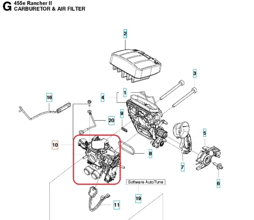 Gaźnik do piły Husqvarna 455 Rancher II z widocznymi elementami mocowania, pokrywą, wlotem powietrza oraz systemem AutoTune. Pozycja: z boku, w szczegółowym ujęciu, na jasnym tle. Materiał: metalowy, tekstura gładka, kolor metaliczny.