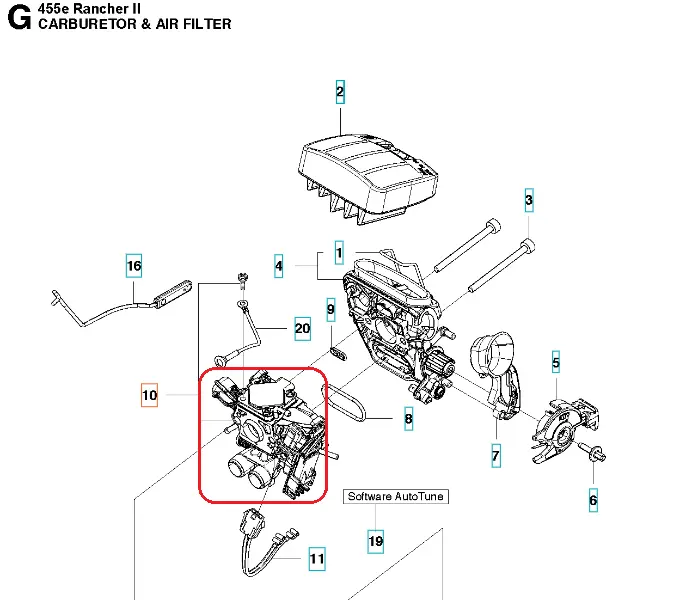 Gaźnik do piły Husqvarna 455 Rancher II z widocznymi elementami mocowania, pokrywą, wlotem powietrza oraz systemem AutoTune. Pozycja: z boku, w szczegółowym ujęciu, na jasnym tle. Materiał: metalowy, tekstura gładka, kolor metaliczny.