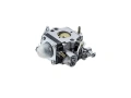 Gaźnik do piły Husqvarna 336/339 XP w kolorze metalicznym, ukazujący detale konstrukcyjne, z widocznymi otworami i łącznikami. Produkt stoi na tle białym, pokazany z boku, ukazując mechanizmy i przyłącza do paliwa.