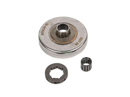 Bęben sprzęgła pilarki Husqvarna 346 XP/353/357/357 XP/359, metaliczny, okrągły, z centralnym otworem. Obok znajdują się dwa elementy: zębatka zewnętrzna oraz mała wkładka. Elementy rozmieszczone na neutralnym tle, frontalne ujęcie.