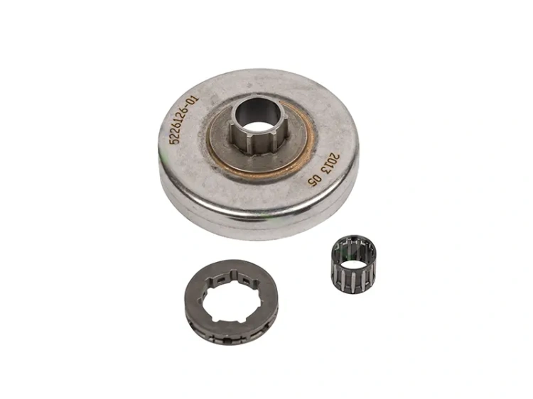 Bęben sprzęgła pilarki Husqvarna 346 XP/353/357/357 XP/359, metaliczny, okrągły, z centralnym otworem. Obok znajdują się dwa elementy: zębatka zewnętrzna oraz mała wkładka. Elementy rozmieszczone na neutralnym tle, frontalne ujęcie.