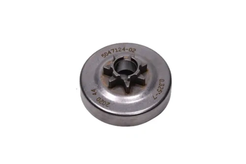 Metaliczny bęben sprzęgła do pilarek Husqvarna 435/440/440e, Jonsered CS2240, okrągły, z pięcioma żłobkami i szczeliną; oznaczenia: 5047124-02, 2000, 47; na białym tle.