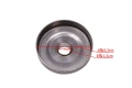 Bęben sprzęgła do pilarek Husqvarna 435/440/440e i Jonsered CS2240, metaliczna obudowa, kąt frontalny, średnica 6,3 cm, otwór 1,5 cm, gładka, okrągła forma, bez dodatków, tło jednolite.