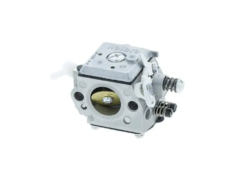 Gaźnik do piły Husqvarna 254 w kolorze srebrnym, z widocznymi elementami mocującymi i otworami. Produkt ukazany z boku, na jednolitym tle, bez dodatkowych akcesoriów. Widać szczegóły konstrukcji, w tym sprężyny oraz oznaczenia na obudowie.