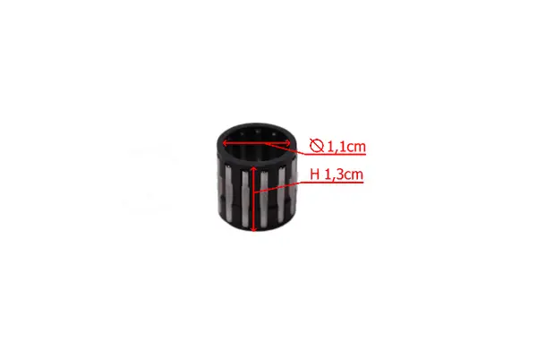 Bęben sprzęgła pilarki Husqvarna 136/41/141 w czarnym kolorze, cylindryczny kształt. Wymiary: średnica 1,1 cm, wysokość 1,3 cm. Widoczne rowki boczne, przeznaczony do montażu w pilarkach. Na białym tle, w ujęciu frontalnym.