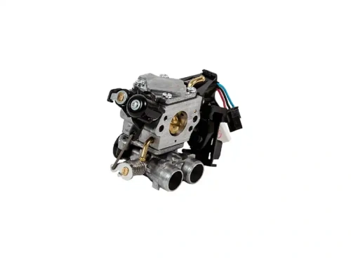 Gaźnik do piły Husqvarna 572 XP/XPG, metaliczny, z rurkami dolotowymi, przyłączami zasilania i logo na pokrywie, dwa otwory wlotowe i przyłącze elektryczne, ujęcie z boku na białym tle.