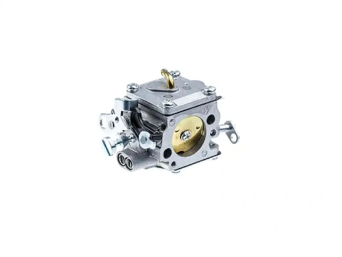 Gaźnik do piły Husqvarna 365 X-TORQ/372 XP/XPG X-TORQ w kolorze srebrnym, z metalowym korpusem, widok z boku. Wyposażony w przyłącza i wskaźniki. Zawiera złoty element wewnętrzny. Ułożony w pozycji leżącej na białym tle.