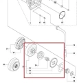 Bęben sprzęgła pilarki Husqvarna 61/272 XP w widoku z góry, ukazujący koło zębate i elementy mocujące. Produkt okrągły, wykonany z metalu, z oznaczeniami na powierzchni. W tle linie i numery przedstawiające schemat montażu.