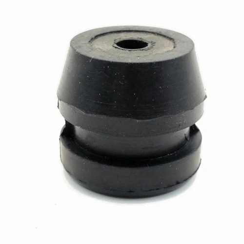 czarny, gładki, amortyzator pilarki spalinowej Husqvarna, pasujący do modelu T425, element z otworem w środku, jego zadaniem jest tłumienie wibracji silnika, chroni części mechaniczne urządzenia przed nadmiernym zużyciem