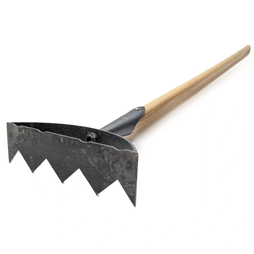 Grabie Pirania z trzonkiem jesionowym, czarną metalową głowicą, widoczne z boku. Długi, prosty trzonek, naturalny kolor drewna. Narzędzie leży na jasnym tle, bez dodatkowych elementów. Idealne do tworzenia grządek i pielęgnacji ogrodu.