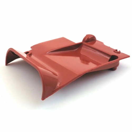 Pomarańczowa osłona skrzyni korbowej pilarki T425 Husqvarna, widok z boku, osłona na białym tle,