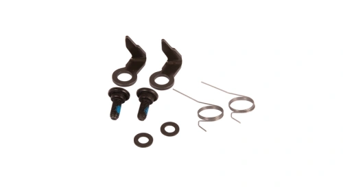 Zestaw śrub z zapadką do pilarki 445S Husqvarna. Widoczne elementy wchodzące w skład zestawu. Wszystko na białym jednolitym tle.