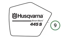 Naklejka rozrusznika pilarki 445S Husqvarna. Widoczne logo Husqvarna oraz napis serii maszyny. Ułożona na jednolitym tle.