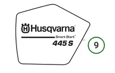 Naklejka rozrusznika pilarki 445S Husqvarna. Widoczne logo Husqvarna oraz napis serii maszyny. Ułożona na jednolitym tle.