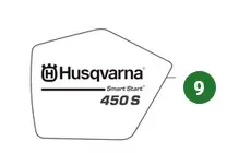 Naklejka rozrusznika pilarki 450S Husqvarna. Widoczne logo Husqvarna oraz napis serii maszyny. Ułożona na jednolitym tle.