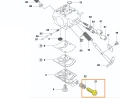Śruba gaźnika o żółtym kolorze, wykonana z metalu, z gwintem i widocznymi nacięciami, umieszczona w diagramie obok innych elementów gaźnika. Ujęcie pokazuje produkt z boku, w kontekście części silnikowych pilarki Husqvarna T425,