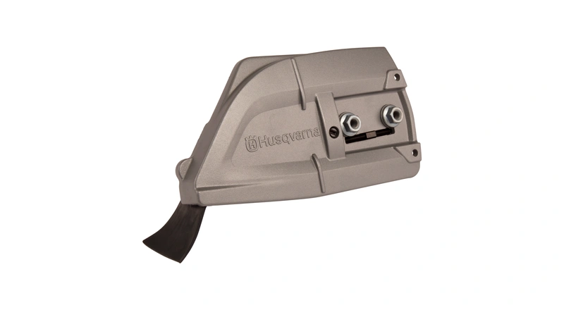 Zespół hamulca/pokrywa sprzęgła pilarki Husqvarna 572XP, 592XP w kolorze czarnym, ukazany z półprofilu. Widoczne otwory montażowe oraz logo Husqvarna. Element leżący na jasnym tle, detale kształtu i funkcji dobrze widoczne.