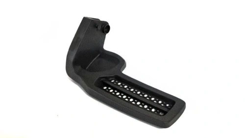 Dźwignia hamulca pilarki T425 Husqvarna w czarnym kolorze. Produkt widoczny z przodu, stojący. Element z wystającą końcówką do mocowania. Dostrzegalne wycięcia wzdłużnej części. Materiał plastikowy, gładki. Brak oznaczeń i napisów.