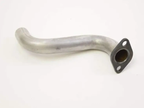 Rura wydechowa traktora TC142 Husqvarna w kolorze metalicznym, zakrzywiona, z widocznym otworem montażowym. Produkt leży na białym tle, bez dodatkowych akcesoriów. Wymiary i detale montażu nie są widoczne.
