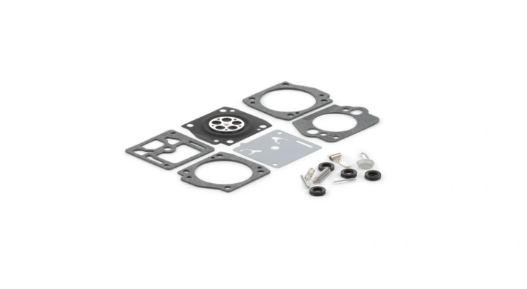 Zestaw naprawczy gaźnika Husqvarna K760 zawiera uszczelki (okrągłą z metalowym wkładem i szarą z otworami), drobne metalowe części oraz klucz, ułożone na jednolitym tle.