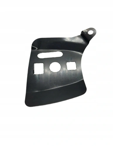 Płytka pokrywy pilarki Husqvarna T425 w kolorze czarnym, prezentująca gładką teksturę i zaokrąglony kształt. Widoczne trzy otwory montażowe. Produkt leży na białym tle, frontalnie ukazując szczegóły wykończenia.