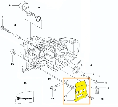 Płytka pokrywy pilarki Husqvarna T425, wykonana z tworzywa sztucznego. Zbliżenie na fragment produktu przedstawia wycięcia i otwory montażowe. Element pod kątem, leżący na białym tle, zdjęcie schematu,