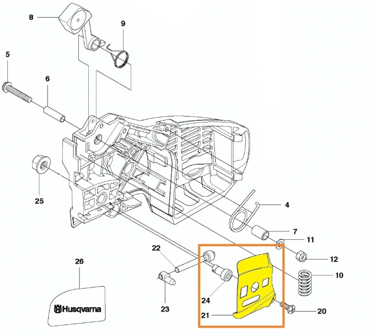 Płytka pokrywy pilarki Husqvarna T425, wykonana z tworzywa sztucznego. Zbliżenie na fragment produktu przedstawia wycięcia i otwory montażowe. Element pod kątem, leżący na białym tle, zdjęcie schematu,