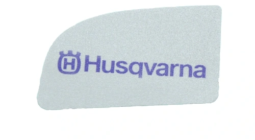Naklejka pilarki T425 Husqvarna. Widoczne logo Husqvarna,  ułożona na jednolitym tle,