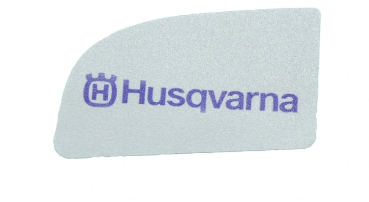 Naklejka pilarki T425 Husqvarna. Widoczne logo Husqvarna,  ułożona na jednolitym tle,