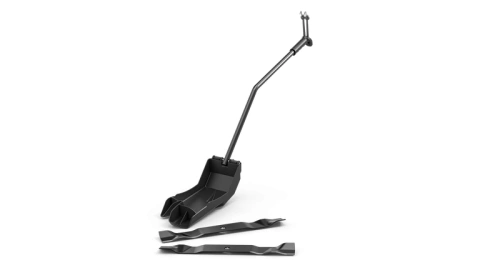 Zestaw do mulczowania BioClip do traktora Husqvarna TC215 przedstawiający czarną, metalową głowicę w kształcie prostokąta z długim, prostym uchwytem i noże. Ujęcie z boku, na jednolitym tle, eksponuje mocowania i ergonomiczne uchwyty.