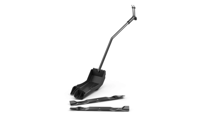 Zestaw do mulczowania BioClip do traktora Husqvarna TC215 przedstawiający czarną, metalową głowicę w kształcie prostokąta z długim, prostym uchwytem i noże. Ujęcie z boku, na jednolitym tle, eksponuje mocowania i ergonomiczne uchwyty.