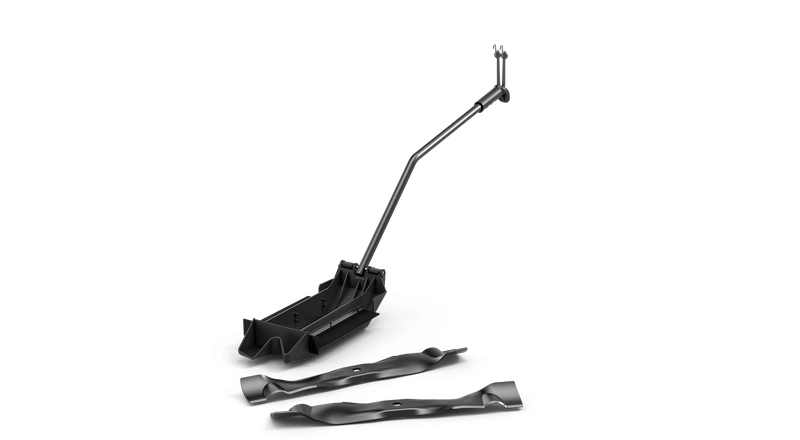 Zestaw do mulczowania BioClip do traktora Husqvarna TC220 przedstawiający czarną, metalową głowicę w kształcie prostokąta z długim, prostym uchwytem i noże. Ujęcie z boku, na jednolitym tle, eksponuje mocowania i ergonomiczne uchwyty.