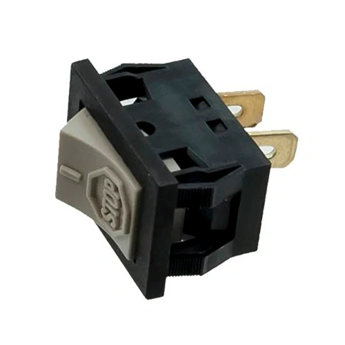 Czarny wyłącznik pilarki z napisem STOP w kształcie ośmiokąta, z czarną obudową. Ujęcie z boku, produkt leżący. Widoczny metalowy styk. Idealny do modeli Husqvarna T425