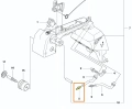 Zdjęcie schematu umiejscowienia elementu łączącego pilarki T425 Husqvarna, łącznik przy przewodzie paliwowym, oznaczony żółtym kolorem i numerem 5, żółte oznaczenie na białym tle,