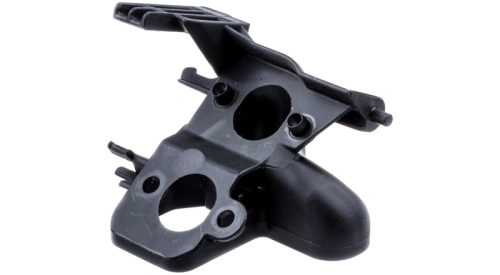 Podstawa filtra pilarki Husqvarna 570 w czarnym kolorze, widoczna z boku, z otwartym wlotem. Produkt posiada mocowanie z widocznymi elementami montażowymi. Materiał wykonania to tworzywo sztuczne, gładkie, z widocznymi napisami i logo.