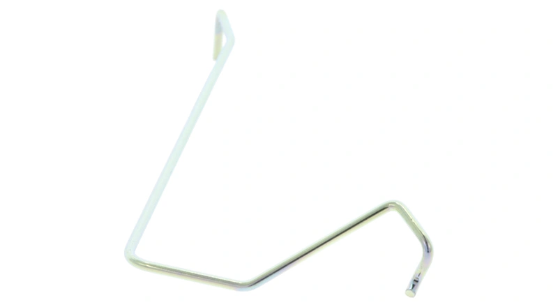 Cięgno dźwigni gazu do pilarki Husqvarna T425, metalowe, w kolorze ciemnoszarym, o krętym kształcie z dwoma końcówkami. Ujęcie frontalne na białym tle, produkt leżący. Widoczne detale kształtu oraz faktura materiału.