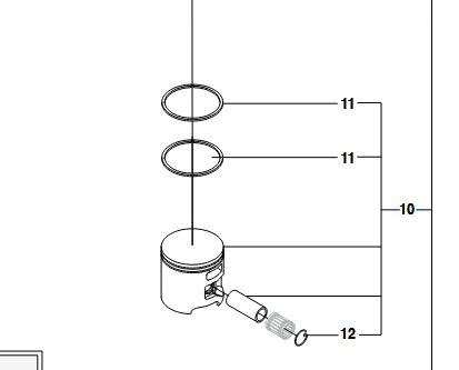 Tłok kompletny przecinarki Husqvarna K970, widoczny z boku, z metalowym korpusem w kolorze srebrnym, z wyraźnym gniazdem na sworzeń oraz pierścieniami uszczelniającymi. Elementy mocujące oraz otwory montażowe są widoczne. Tło jasne, prosty układ.